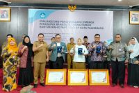 Penganugerahan penghargaan bagi beberapa lembaga yang masuk nominasi pada evaluasi penggunaan bahasa di ruang publik dan naskah dinas yang diberikan Kepala Balai Bahasa Provinsi Sumsel Karyono SPd MHum bersama Asisten III Pemprov Sumsel Kurniawan AP MSi