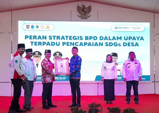 Bupati Ogan Ilir Panca Wijaya Akbar SH dianugerahi penghargaan dari Asosiasi Badan Permusyawaratan Desa Nasional [ABPEDNAS] Indonesia.