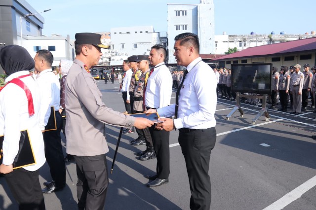 Kapolda Sumsel Irjen Pol A Rachmad Wibowo SIK memberikan langsung penghargaan kepada Kasar Intelkam OKU Timur atas layanan SIJADA