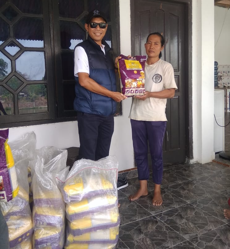 PT Asialab Universal Pratama memberikan bantuan bagi warga Desa Perjaya Martapura OKU Timur berupa bersa