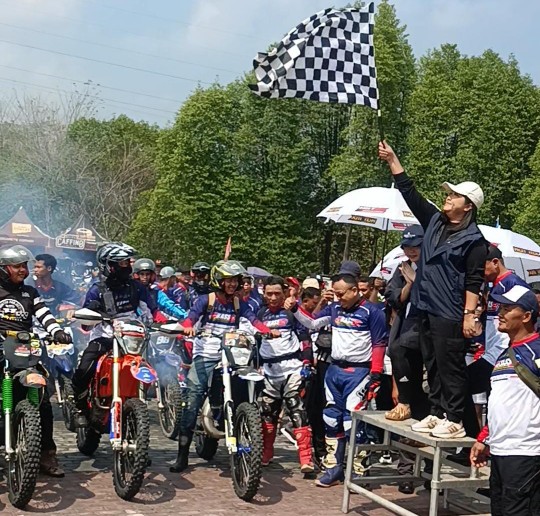 Pelepasan 516 peserta AKASS ditandai dengan pengibaran bendera start oleh Ketua KORMI Sumsel Hj Samantha Tivani,