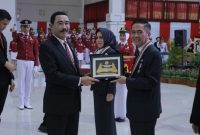 Penjabat [PJ] Walikota Palembang H Ratu Dewa dianugerahi tanda kehormatan Kartika Pamong Praja Muda dan Lencana Alumni Kehormatan oleh Rektor IPDN Prof Dr H Hadi Prabowo MM.