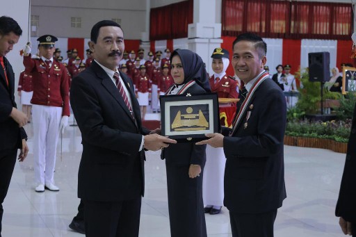 Penjabat [PJ] Walikota Palembang H Ratu Dewa dianugerahi tanda kehormatan Kartika Pamong Praja Muda dan Lencana Alumni Kehormatan oleh Rektor IPDN Prof Dr H Hadi Prabowo MM.