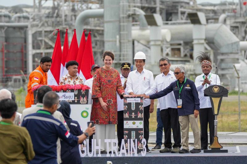 Presiden RI Joko Widodo saat meresmikan Proyek Strategis Nasional (PSN) Tangguh Train 3 yang berlokasi di Kabupaten Teluk Bintuni, Provinsi Papua Barat