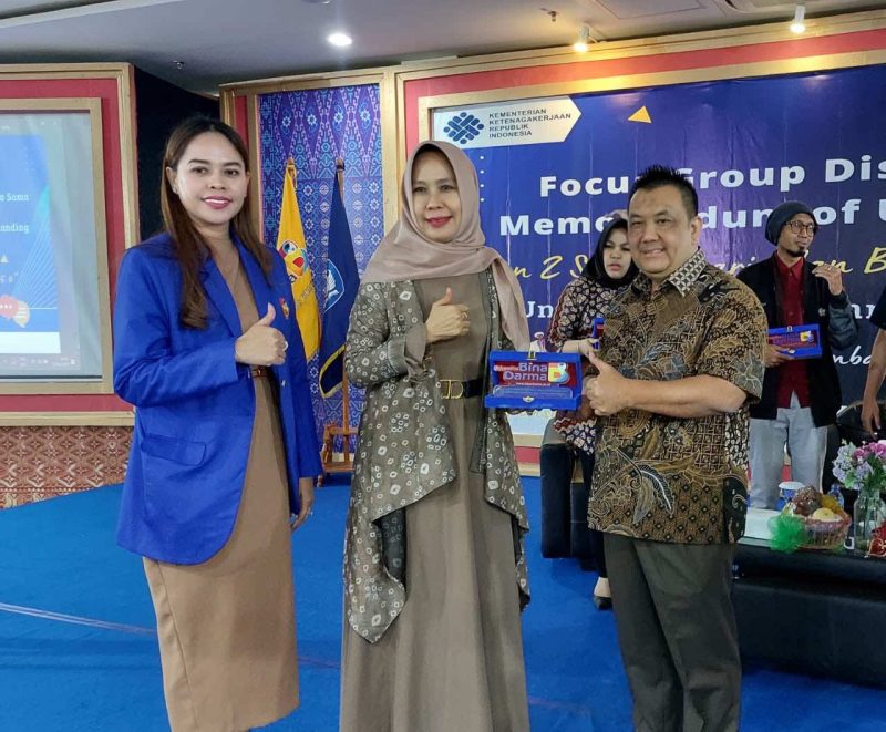 Direktur Bursa Berjangka Jakarta,Eko udhi Prasetyo bersama Rektor Universitas Bina Darma Palembang Prof Dr Sunda Ariana Mpd MM