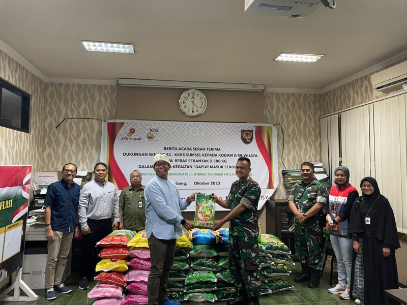 Penyerahan bantuan oleh SKK Migas – KKKS kepada Perwakilan Pabandya Komsos Sterdam II/Sriwijaya, Mayor Inf M Nurman Setiaj SIP di Kodam II Sriwijaya Jalan Jendral Sudirman KM 3,5 Palembang, Sumatera Selatan, Selasa (31/10)