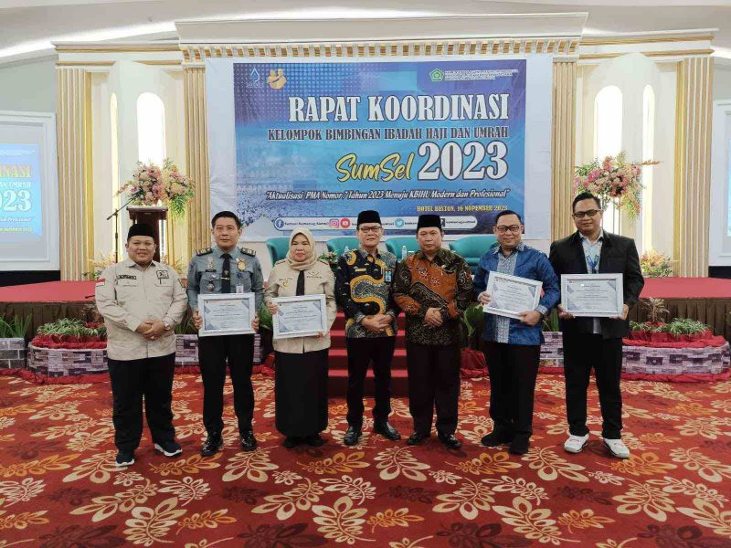 Kementerian Agama Provinsi Sumatera Selatan memberikan penghargaan kepada mitra kerja dalam layanan penyelenggaraan ibadah haji dan umroh