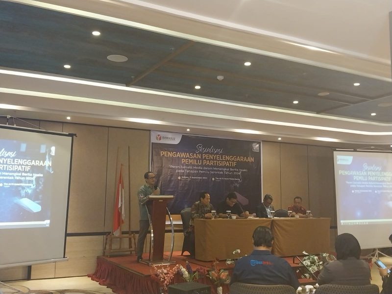 Koordinator Penanganan Pelanggaran dan Data dan Informasi, Ahmad Naafi SH Mkn saat membuka Sosialiasi Pengawasan Penyelenggaraan Pemilu Partisipatif, Selasa (21//11/2023) di The Alts Hotel Palembang