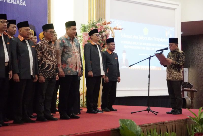 Dirjen Bimas Kemenag RI Amin mengukuhkan Pengurus Wilayah Majelis Da'i Kebangsaan Provinsi Sumatera Selatan (MDK) Periode 2023-2026