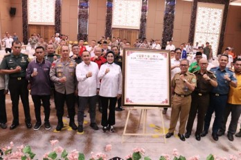 Ketua DPRD Provinsi Sumatera Selatan Dr Hj RA Anita Noeringhati SH MH menghadiri “Deklarasi Pemilu Damai” yang digelar Kepolisian Daerah (Polda) Sumatera Selatan (Sumsel) bertempat di Ballroom Golden Sriwijaya, Senin 27 November 2023.