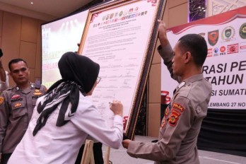 Ketua DPRD Provinsi Sumatera Selatan Dr Hj RA Anita Noeringhati SH MH menghadiri “Deklarasi Pemilu Damai” yang digelar Kepolisian Daerah (Polda) Sumatera Selatan (Sumsel) bertempat di Ballroom Golden Sriwijaya, Senin 27 November 2023.