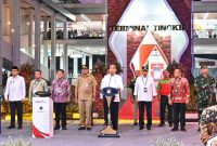 Presiden Republik Indonesia Joko Widodo didampingi Menteri Perhubungan Budi Karya Sumadi meresmikan sekaligus tiga terminal penumpang tipe A, di Terminal TIngkir Jawa Tengah