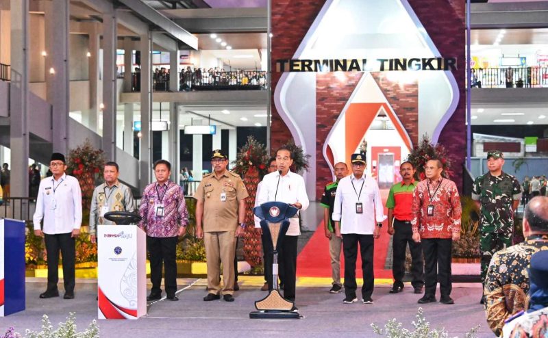 Presiden Republik Indonesia Joko Widodo didampingi Menteri Perhubungan Budi Karya Sumadi meresmikan sekaligus tiga terminal penumpang tipe A, di Terminal TIngkir Jawa Tengah