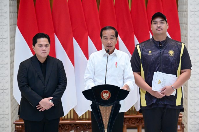 Presiden Jokowi didampingi Menpora Dito Ariotedjo dan Ketua Umum PSSI Erick Thohir memberikan keterangan pers, Senin (04/12/2023), di Pangkalan TNI AU Halim Perdanakusuma, Jakarta. (Foto: BPMI Setpres)