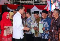 Penyerahan sertifikat tanah untuk rakyat yang digelar di Gelanggang Olah Raga (GOR) Delta, Kabupaten Sidoarjo, Provinsi Jawa Timur, pada Rabu, 27 Desember 2023