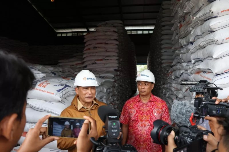 Budi Waseso saat meninjau ketersediaan beras Bantuan Pangan dan beras SPHP di Gudang BULOG Siron, Kabupaten Aceh Besar. (Foto: Bulog)