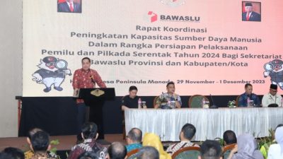 Anggota Bawaslu Herwyn JH Malonda saat memberikan arahan dalam Rapat Koordinasi Peningkatan Kapasitas SDM Sekretariat di Manado, Sulawesi Utara, Kamis (30/11/2023)