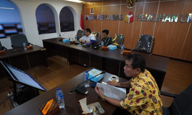 Bawaslu, KPU, KPI, Dewan Pers, dan peserta Pemilu 2024 membahas draft keputusan bersama pengawasan dan pemantauan kampanye pemilu melalui media massa baik cetak, elektronik dan internet. Rapat dilakukan secara hybrid di Kantor Bawaslu, Jakarta, Senin (11/12/2023)
