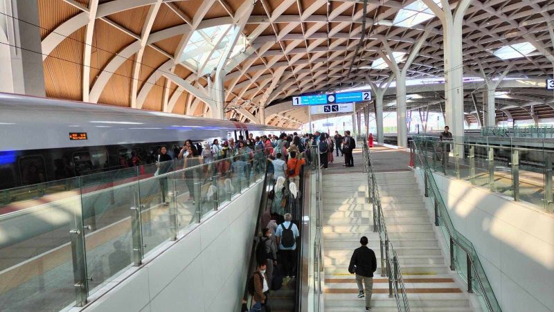 Sejak mulai dioperasikan secara komersial pada 17 Oktober 2023 lalu, jumlah penumpang Kereta Cepat “Whoosh” sudah tembus di angka 1 juta orang.