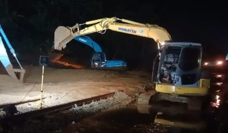 Tim gabungan terus berjibaku upayakan pembersihan material longsor dan patroli di wilayah terdampak longsor di Kabupaten Banyumas, Jawa Tengah pada Senin (4/12) malam. (BPBD Kabupaten Banyumas)