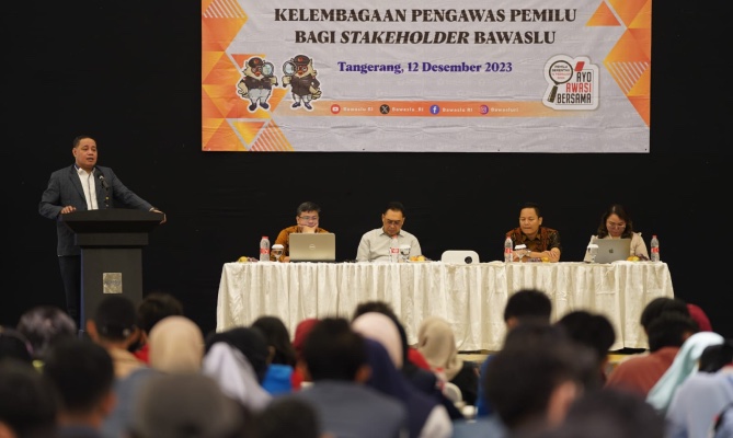 Anggota Bawaslu Herwyn JH Malonda  saat memberikan sambutan dalam Sosialisasi Kelembagaan Pengawas Pemilu bagi Stakeholder Bawaslu