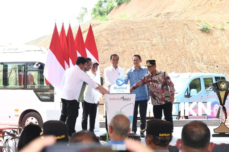 Presiden Jokowi meluncurkan transportasi ramah lingkungan Blue Bird Group, Kamis (21/12/2023) di IKN, Penajam Paser Utara, Kalimantan Timur. (Foto: BPMI Setpres)