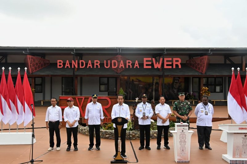 Presiden RI Joko Widodo saat meresmikan Bandar Udara Ewer