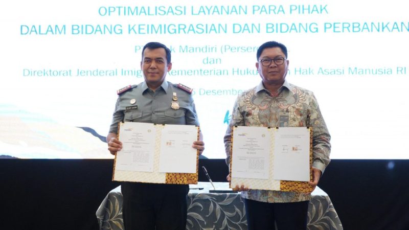 Direktur Jenderal Imigrasi, Silmy Karim pada acara penandatanganan PKS bersama Direktur Utama Bank Mandiri, Darmawan Junaidi