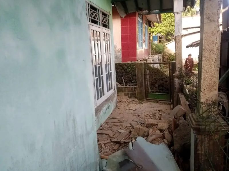 Dampak kerusakan gempa M4,6 yang berdampak hingga rumah warga di Kabupaten Bogor, Kamis (14/12). (Sumber foto: BPBD Kabupaten Bogor)