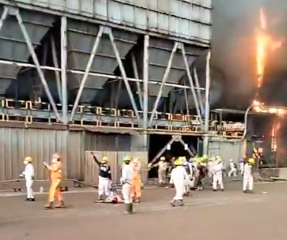 Salah satu pabrik pengolahan atau smelter nikel milik PT Indonesia Tsingshan Stainless Steel (ITSS) terbakar,  Minggu (24/12/2023) (sumber: tangkapan layar trendasia_org)