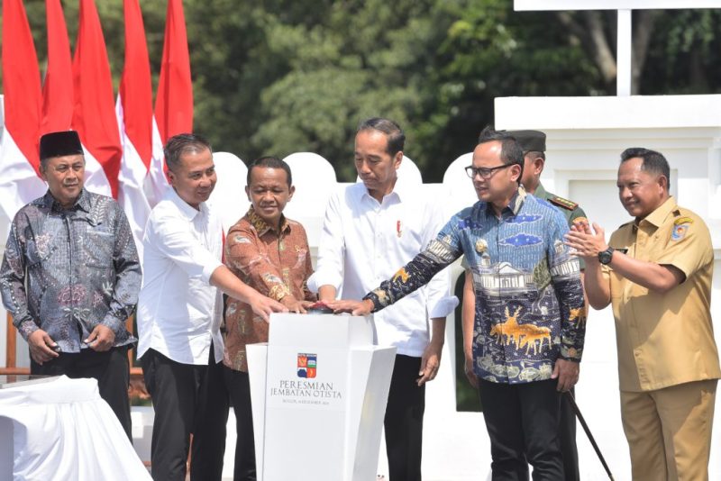 Presiden Jokowi meresmikan Jembatan Otista Bogor, di Jawa Barat, Selasa (19/12/2023). (Foto: Humas Setkab)