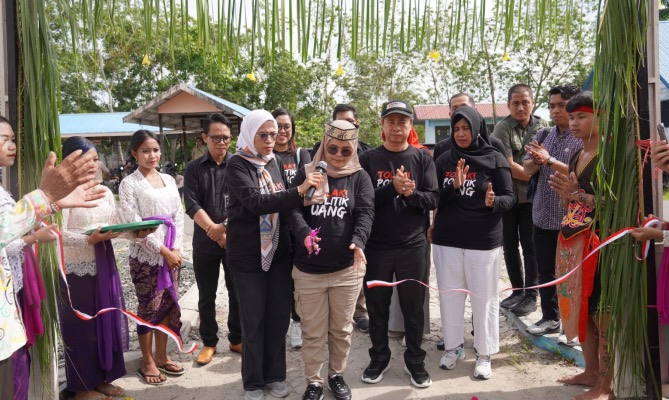 Anggota Bawaslu Lolly Suhenty saat peresmian Desa Anti Politik Uang (APU) di desa Bungai Jaya, Selasa (26/12/2023).