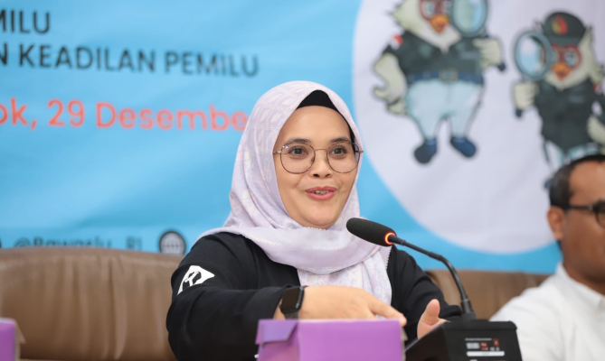 Anggota Bawaslu Lolly Suhenty saat memberikan sambutan dalam Sosialisasi Pengawasan Partisipatif (Soswatif) di kantor NTB, Jumat (29/12/2023)