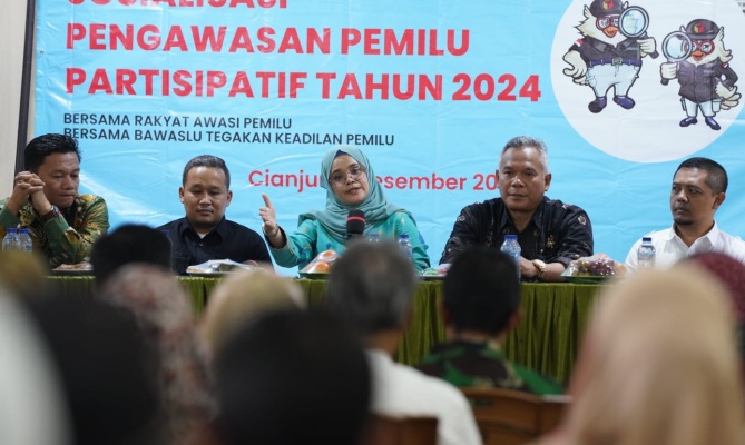 Anggota Bawaslu Lolly Suhenty menyampaikan arahannya dalam Sosialisasi Pengawasan Partisipatif di Desa Gadog, Kabupaten Cianjur, Minggu (3/12/2023).