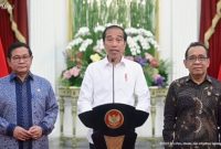 Presiden Jokowi didampingi Seskab Pramono Anung dan Mensesneg Pratikno memberikan keterangan pers, di Istana Merdeka, Jakarta, Jumat (08/12/2023). (Sumber: Tangkapan Layar)