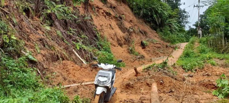 Tebing longsor di wilayah Jungkang Mawar, Kabupaten Tanah Datar mengenai pemukiman warga pada Senin (18/12). (BPBD Kabupaten Tanah Datar)