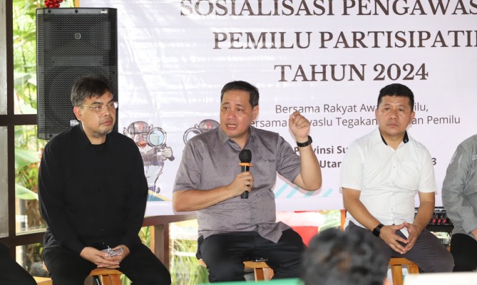 Anggota Bawaslu Herwyn JH Malonda menyampaikan masyarakat harus cerdas dalam memilah informasi yang diterima agar tidak termakan hoaks pada kegiatan Soswatif, Jumat (1/12/2023).
