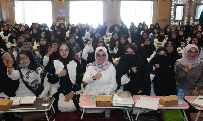 Anggota Bawaslu Lolly Suhenty saa menghadirit Forum Warga Sosialisasi Pengawasan Partisipatif Pemilu 2024 di Bogor, Jawa Barat, Minggu (17/12/2023)