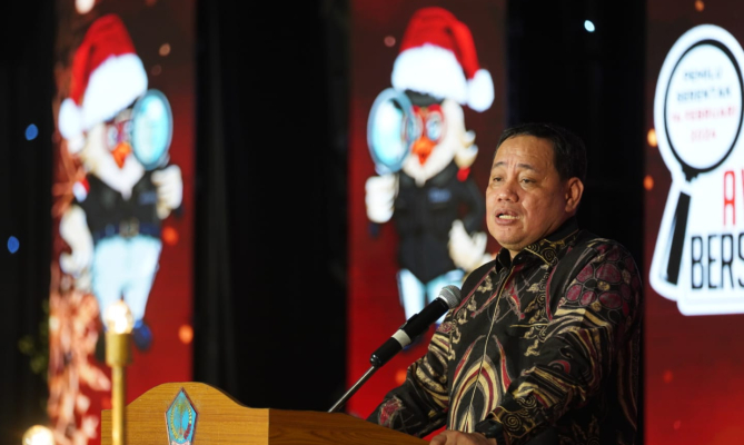 Anggota Bawaslu Herwyn JH Malonda saat memberikan sambutan dalam ibadah di Gedung Mapalus Komplek Kantor Pemerintahan Provinsi Sulawesi Utara di Manado, Kamis 28 Desember 2023