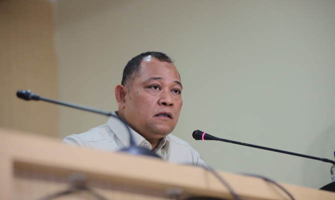 Anggota Bawaslu, Totok Hariyono memberikan konferensi pers kepada awak media di kantor Bawaslu, Selasa, (19/12/2023)