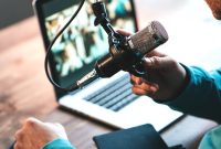 Ilustrasi perkembanga podcast di Indonesia yang makin meningkat (Shutterstock/Alex from the Rock)
