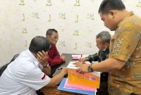 Penyidik Direskrimsus Polda Bali serahkan tersangka dokter gigi I Ketut Ari Wiantara (53) yang diduga melakukan praktik aborsi secara ilegal