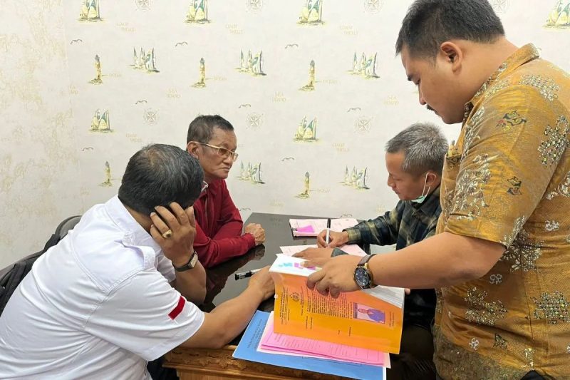 Penyidik Direskrimsus Polda Bali serahkan tersangka dokter gigi I Ketut Ari Wiantara (53) yang diduga melakukan praktik aborsi secara ilegal
