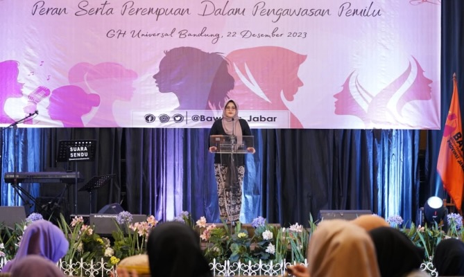 Anggota Bawaslu Lolly Suhenty saat Sosialisasi Pengawasan Partisipatif Peran Serta Perempuan dalam Pengawasan Pemilu yang diadakan Bawaslu Provinsi Jawa Barat di Bandung, Jumat (22/12/2023)