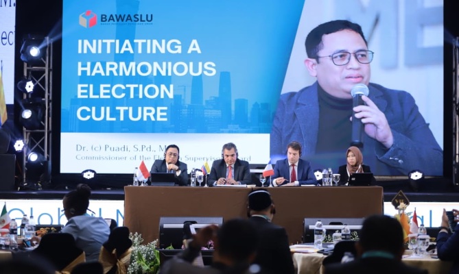 Anggota Bawaslu Puadi  saat memberikan sambutan dalam forum Global Network on Electoral Justice (GNEJ) Scientific Committee Meeting di Bandung, Rabu (6/12/2023)