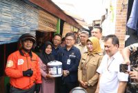 Direktur Jenderal Ketenagalistrikan Jisman Hutajulu saat menyaksikan penyerahan Alat Memasak Berbasis Listrik di Kelurahan Pulo Gebang, Jakarta Timur