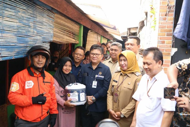 Direktur Jenderal Ketenagalistrikan Jisman Hutajulu saat menyaksikan penyerahan Alat Memasak Berbasis Listrik di Kelurahan Pulo Gebang, Jakarta Timur