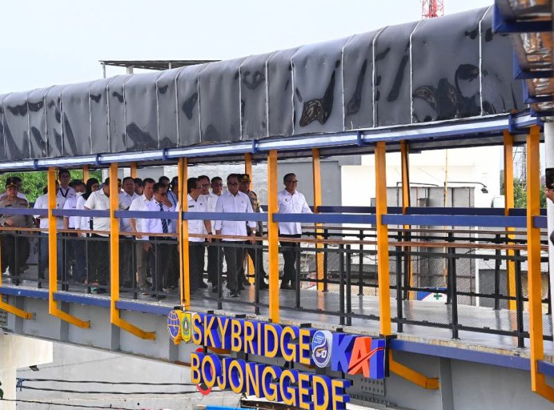 Menhub RI Budi Karya Sumadi meresmikan pengoperasian Sky Bridge atau Jembatan Penyeberangan Layang, yang menghubungkan Stasiun Kereta Rel Listrik KRL Bojonggede, dengan Terminal Tipe C di Kabupaten Bogor