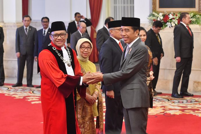 Presiden RI Joko Widodo melantik Ridwan Mansyur sebagai Hakim Mahkamah Konstitusi, di Istana Negara, Jakarta, Jumat (08/12/2023).