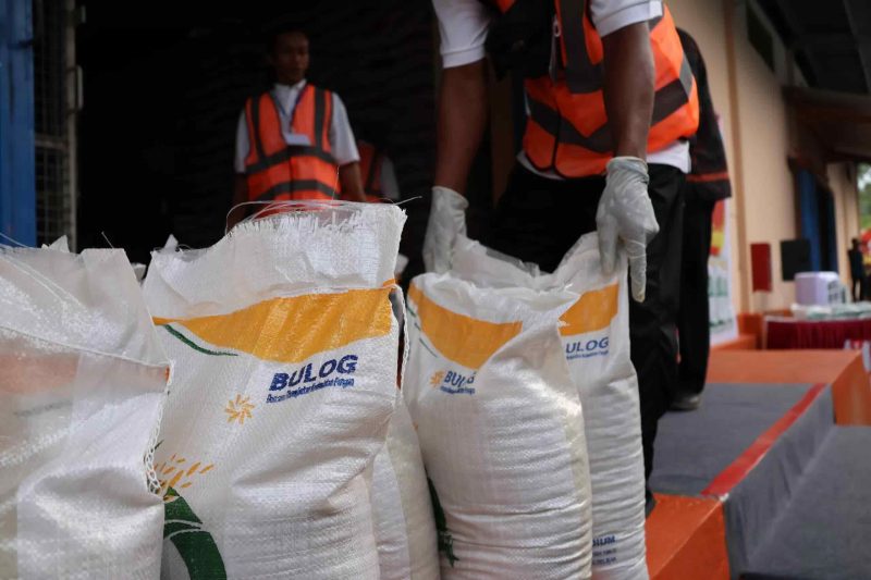 Manajer Humas dan Kelembagaan Tomi Wijaya menegaskan bahwa pihak-pihak yang terlibat dalam video oknum yang mempermainkan beras di gudang sudah diberikan sanksi